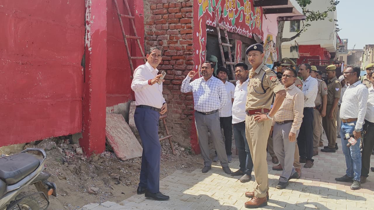 महामहिम राष्ट्रपति महोदया के आगमन को लेकर डीएम एसएसपी ने कुब्जा कृष्ण मंदिर का किया निरीक्षण