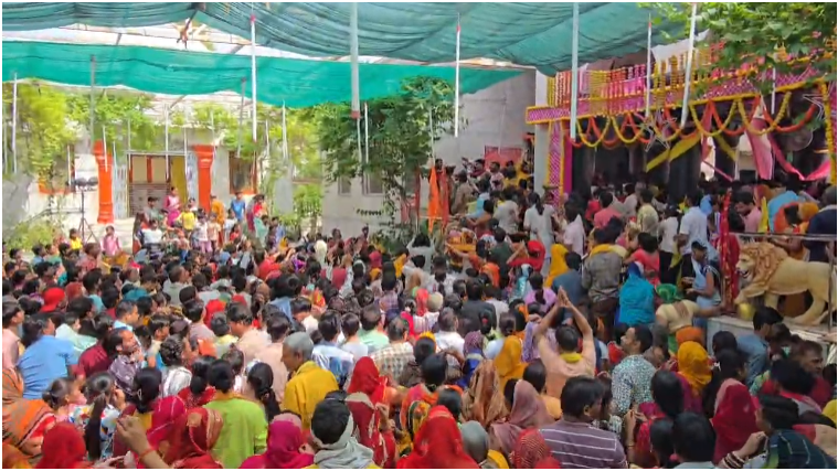 कात्यायनी मंदिर में उमड़ा भक्तों का जनसैलाब, भक्तों ने लगाए जय मां के जयकारे