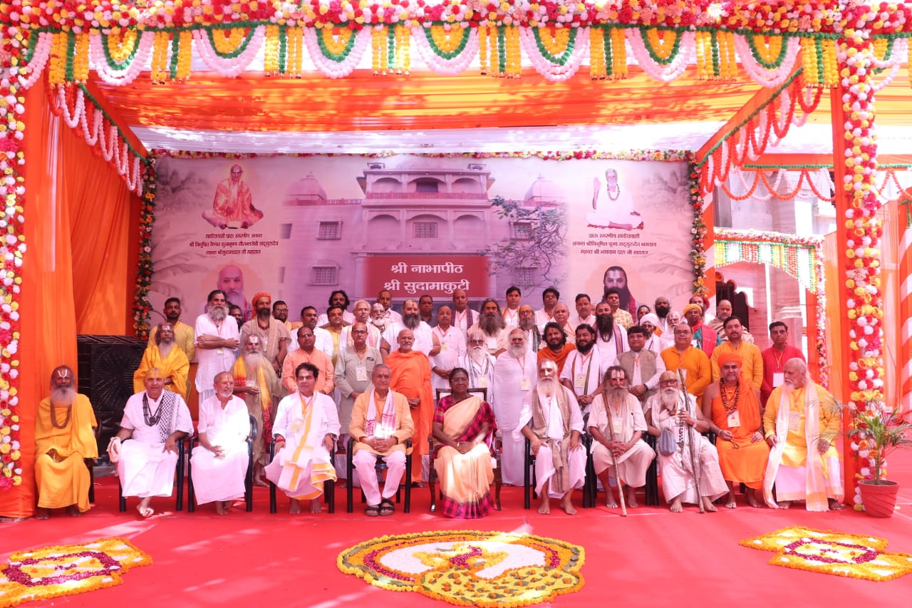 वृंदावन के प्रसिद्ध बांके बिहारी मंदिर एवं निधिवन राज में राष्ट्रपति ने की पूजा-अर्चना, सुदामा कुटी आश्रम में किया लोकार्पण