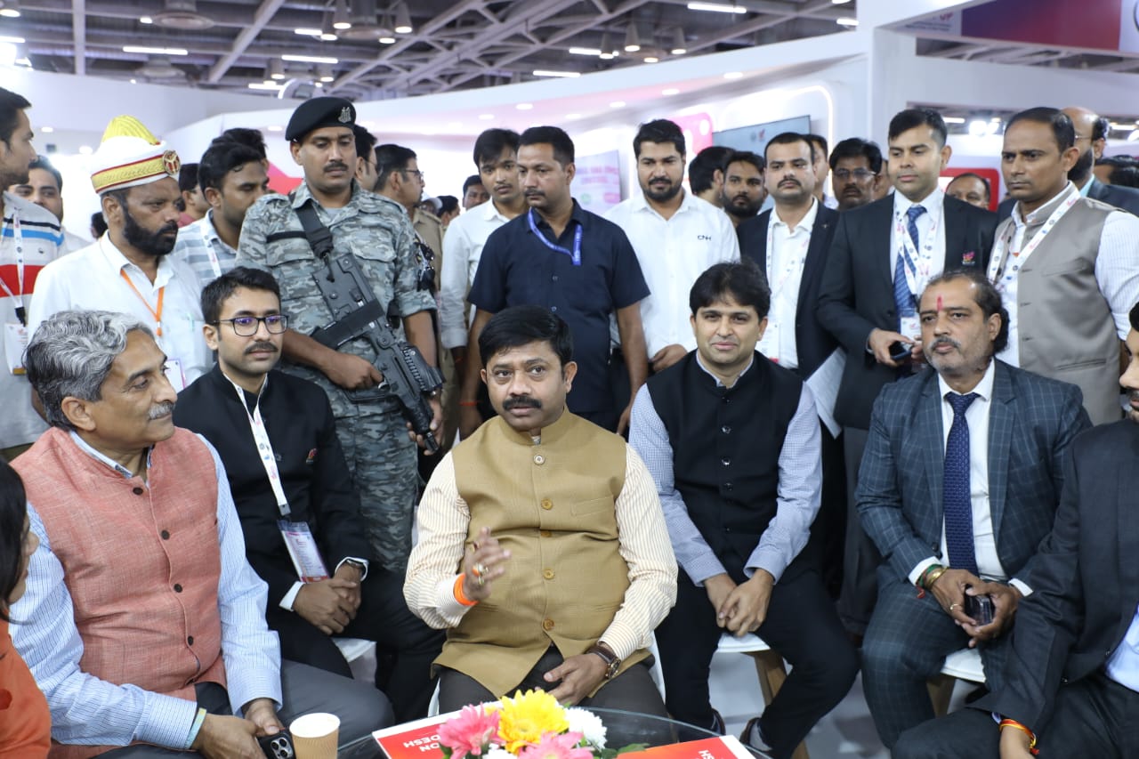 अमेरिकी प्रतिनिधिमंडल ने ट्रेड शो में किया इनवेस्ट यूपी पैविलियन का दौरा, उत्तर प्रदेश में निवेश संभावनाओं पर की चर्चा