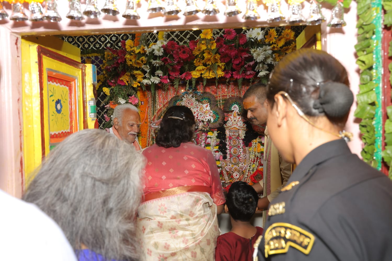 महामहिम राष्ट्रपति द्रोपति मुर्मू ने श्री कुब्जा कृष्ण मन्दिर में किए दर्शन