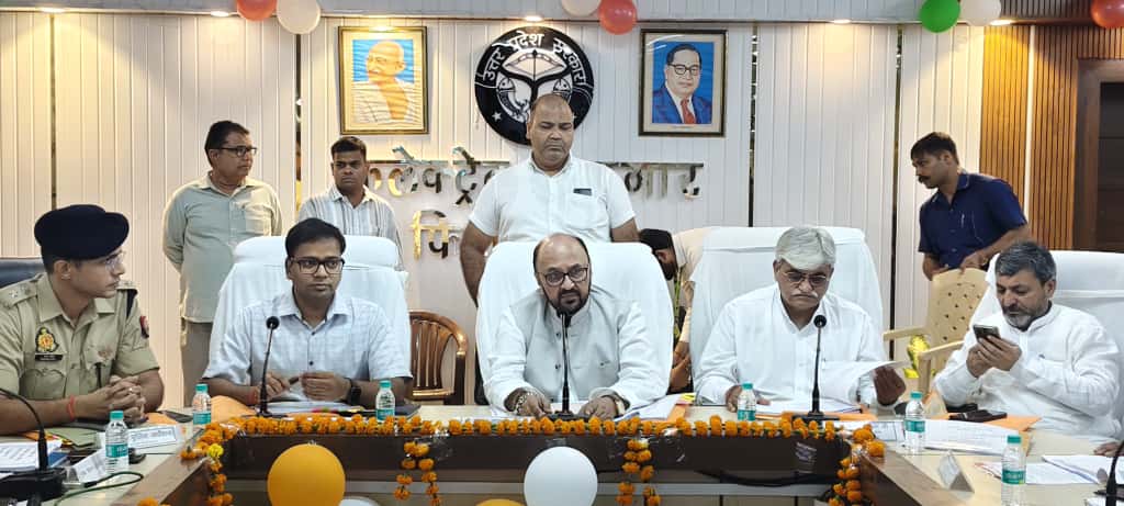 प्रभारी मंत्री योगेंद्र उपाध्याय की अध्यक्षता में कलेक्ट्रेट सभागार कक्ष में कानून व्यवस्था, विकास कार्य एवं नगर निगम द्वारा कराए गए कार्यों की समीक्षा