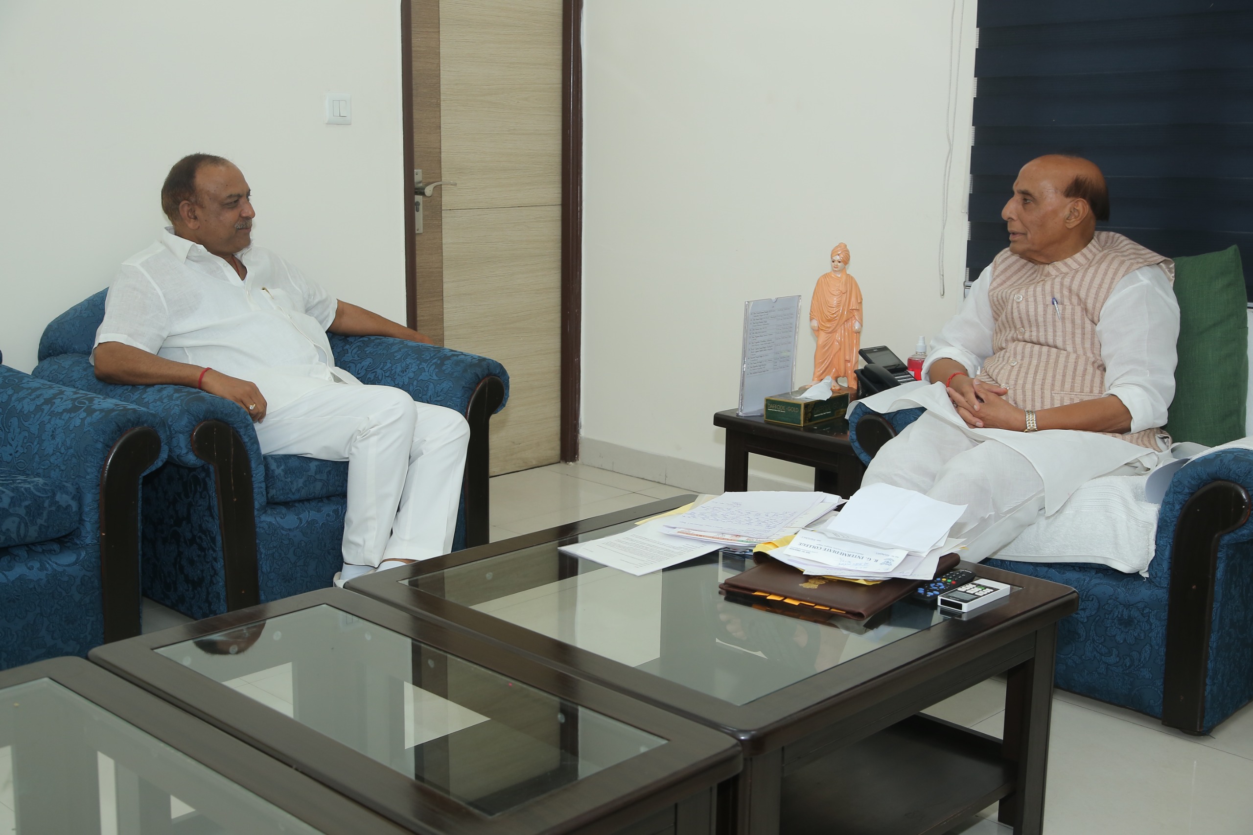 श्रीराम मंदिर मॉडल हटाने के विरोध में सांसद नवीन जैन ने रक्षा मंत्री राजनाथ सिंह से की मुलाकात