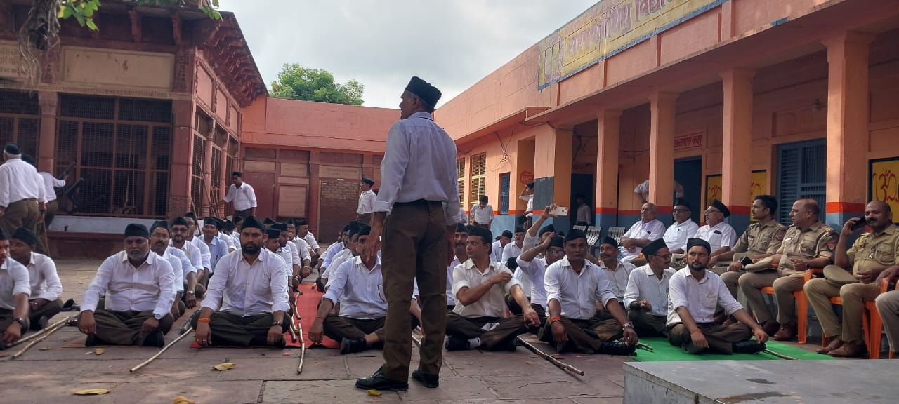 राष्ट्रीय स्वयंसेवक संघ जगनेर नगर की ओर से संघ स्थल पर विजयादशमी पर्व उत्साह पूर्वक मनाया गया