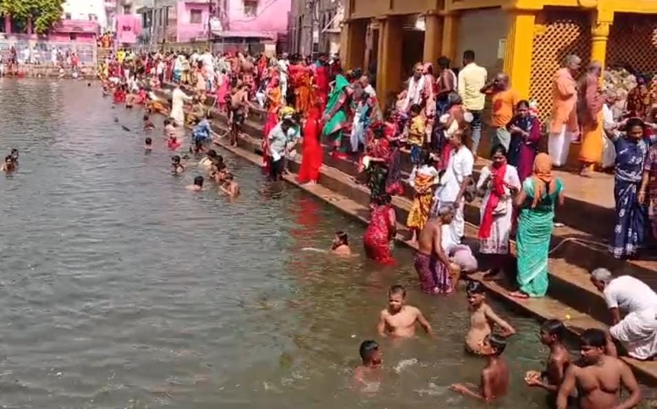 राधाकुंड में कल मध्यरात्रि होगा महा स्नान, संतान प्राप्ति की कामना से उमड़ेंगे लाखों श्रद्धालु