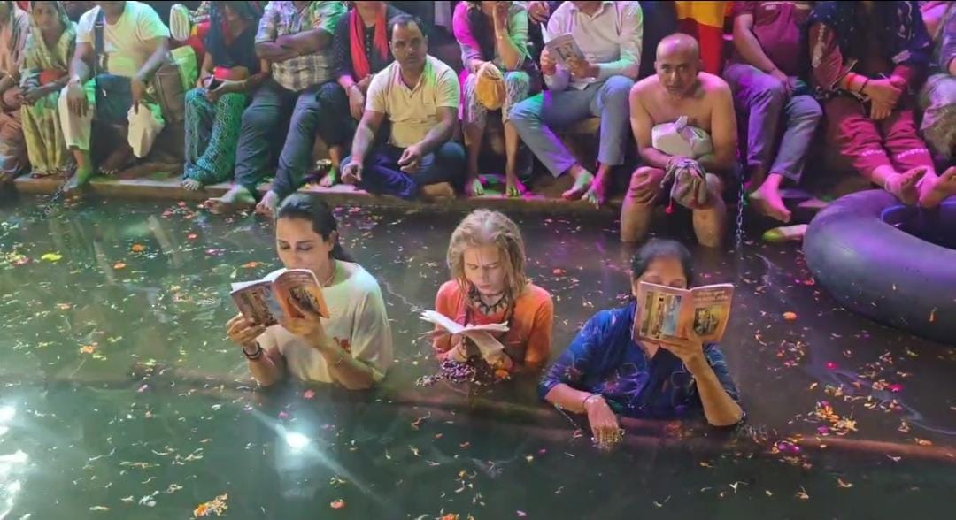 राधाकुंड में उमड़ा आस्था का सैलाब, दंपतियों ने लगाई पुत्र प्राप्ति के लिये डुबकी डुबकी, दीपों से जगमग हुआ घाट