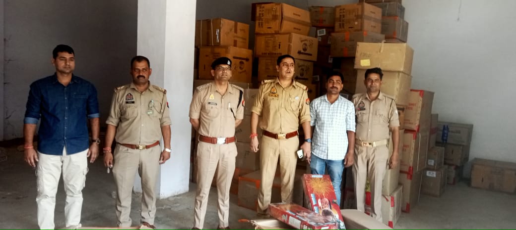 सिरसागंज पुलिस टीम द्वारा अवैध पटाखा भण्डारण सहित दो अभियुक्त गिरफ्तार