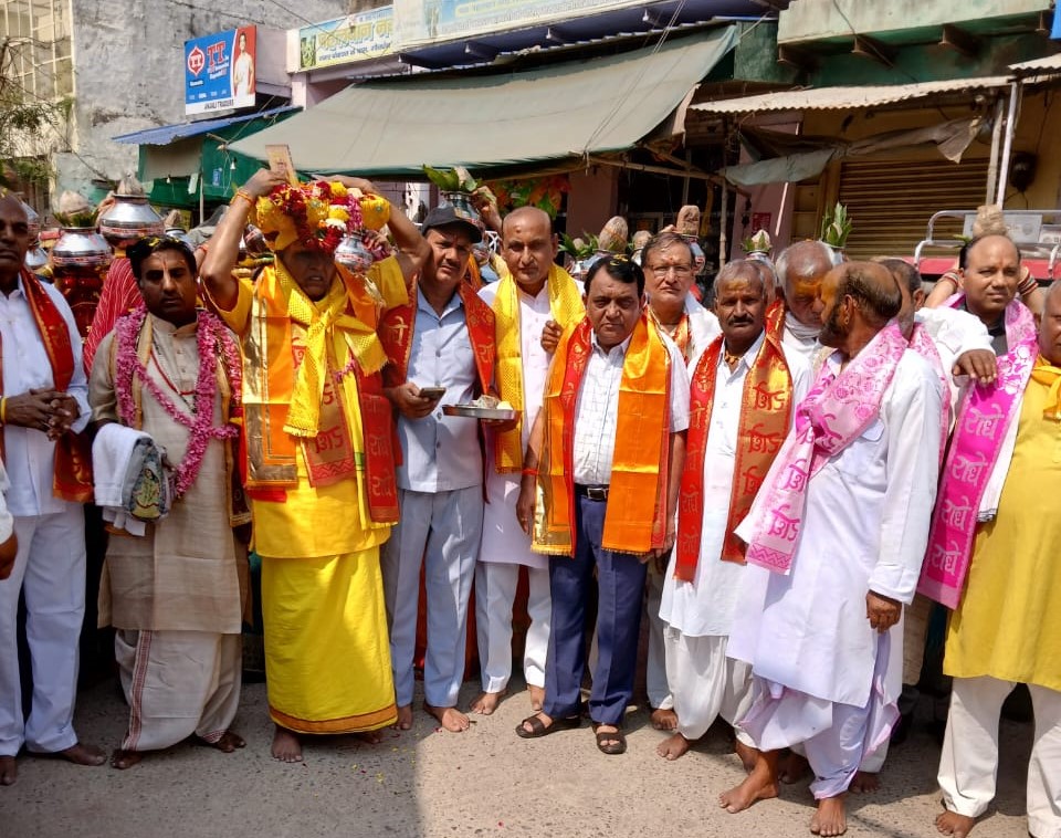 धूमधाम से निकली भागवत शोभायात्रा, भक्ति मेँ भावविभोर हुये श्रद्वालु