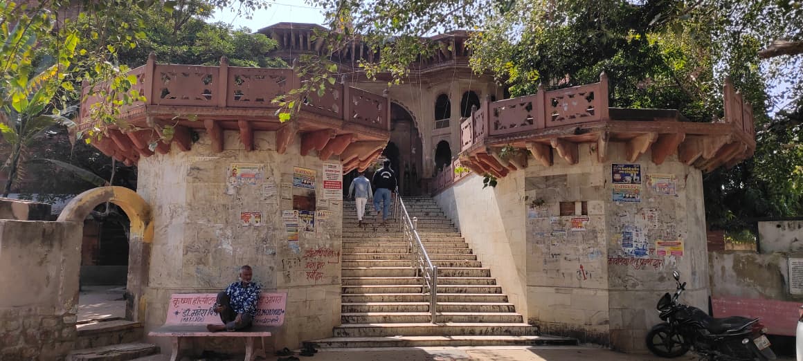 प्राचीन महादेव जी का मंदिर अपने दुर्दशा पर बहा रहा आंसू