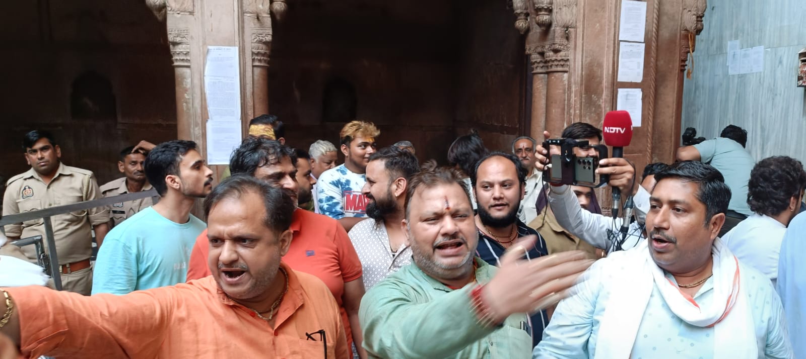 वृन्दावन: 54 साल बाद खुला ठाकुर बांके बिहारी का 'खजाना', भारी भीड़ और गहमागहमी के बीच खुला तोष खाना