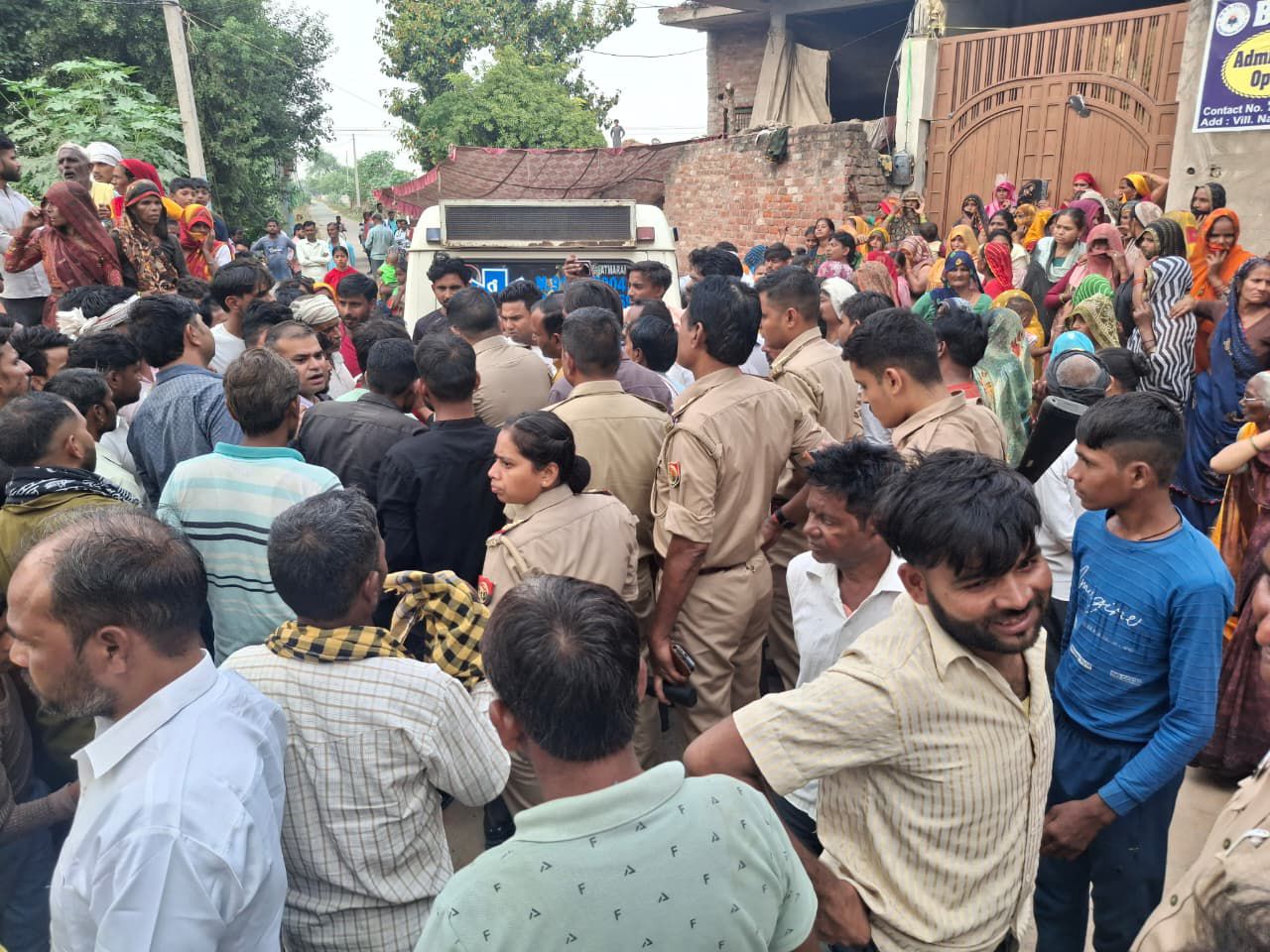 नगला महादेव में पेसे के लेन-देन को लेकर खूनी संघर्ष, महिला की मौत के बाद भड़का हंगामा, सड़क पर रखा शव लग गया जाम