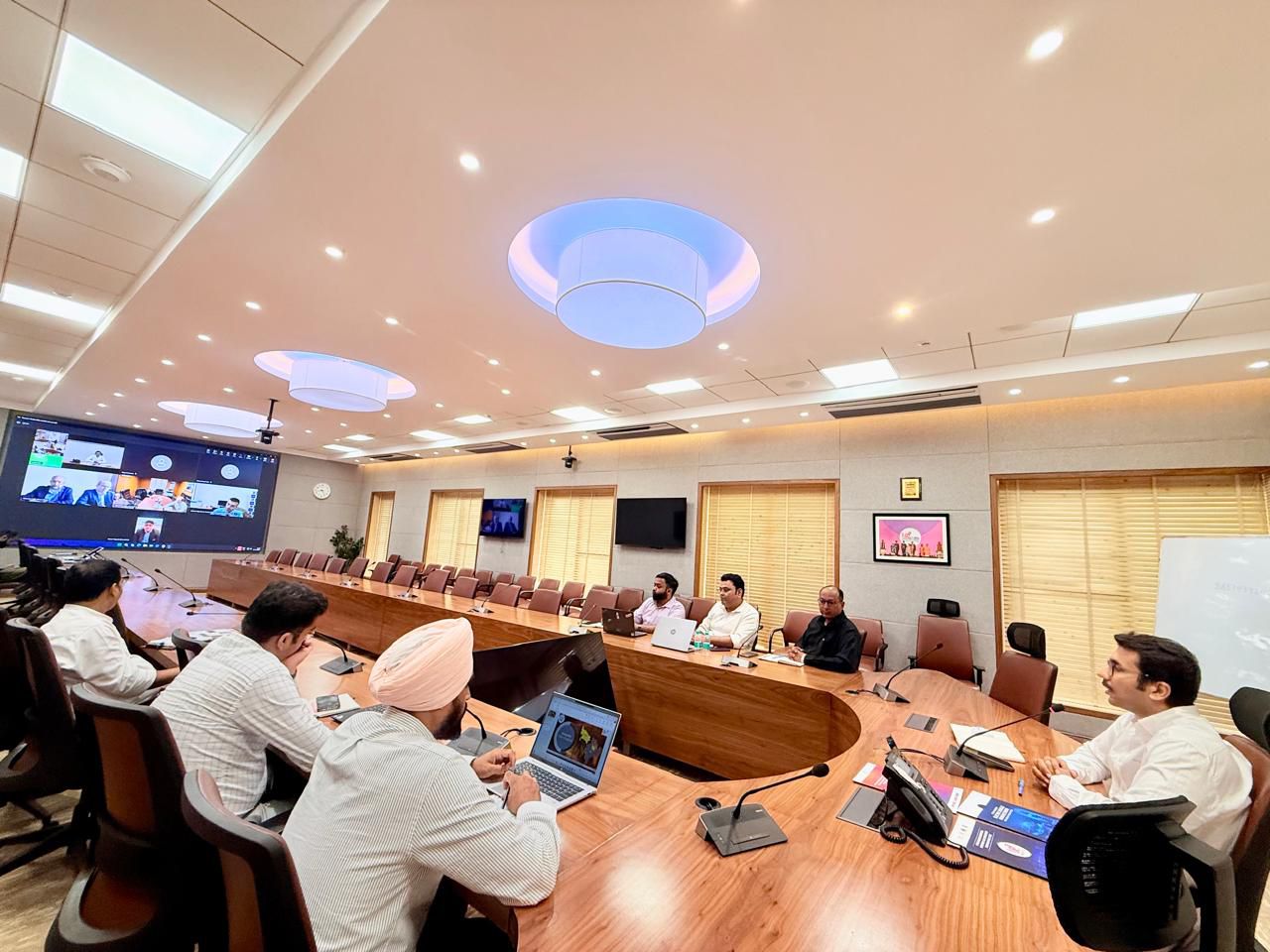 उत्तर प्रदेश और रूस के बीच रक्षा एवं एयरोस्पेस क्षेत्र में निवेश व सहयोग बढ़ाने के लिए हुई बैठक