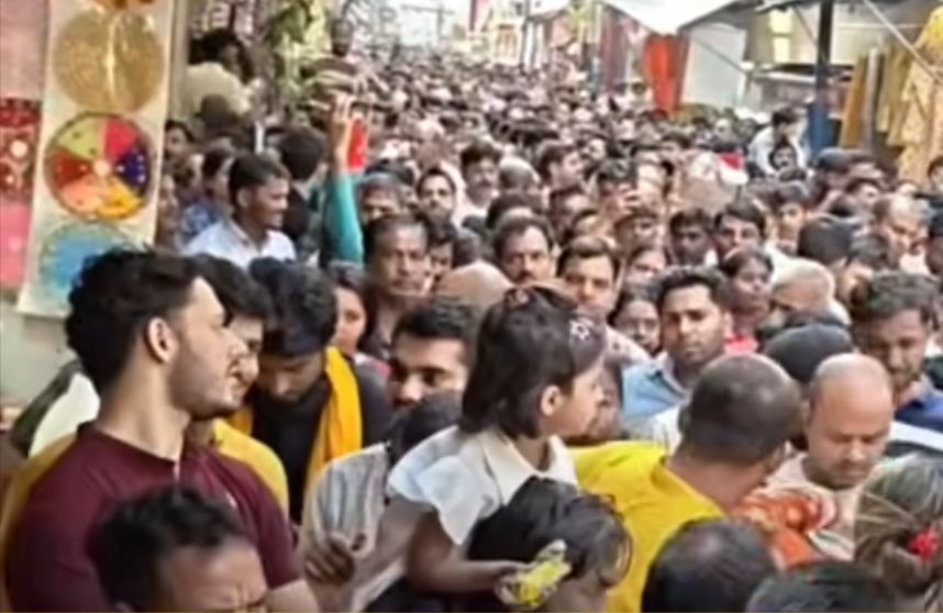 बांके बिहारी मंदिर में अव्यवस्था की भेंट चढ़े श्रद्धालु, कोरिडोर निर्माण की उठी ज़ोरदार मांग