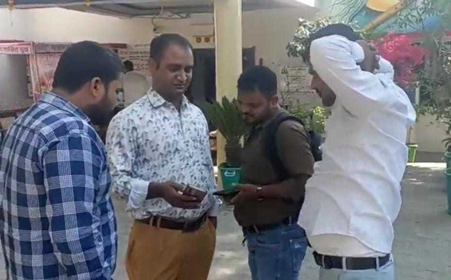 पराली जलाने से रोकने पर लेखपाल के साथ किसानों की मारपीट