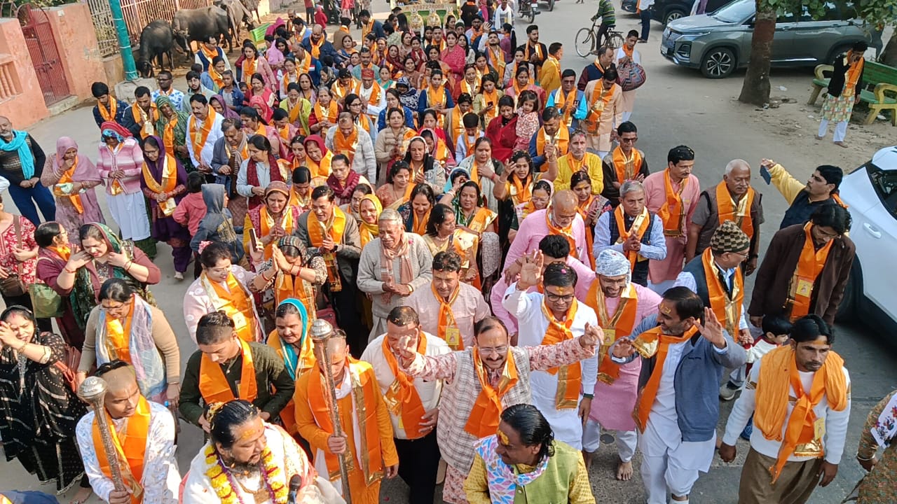 चैन बिहारी महाराज वृंदावन के भक्तों ने बैंड बाजों के साथ की गिरिराज परिक्रमा