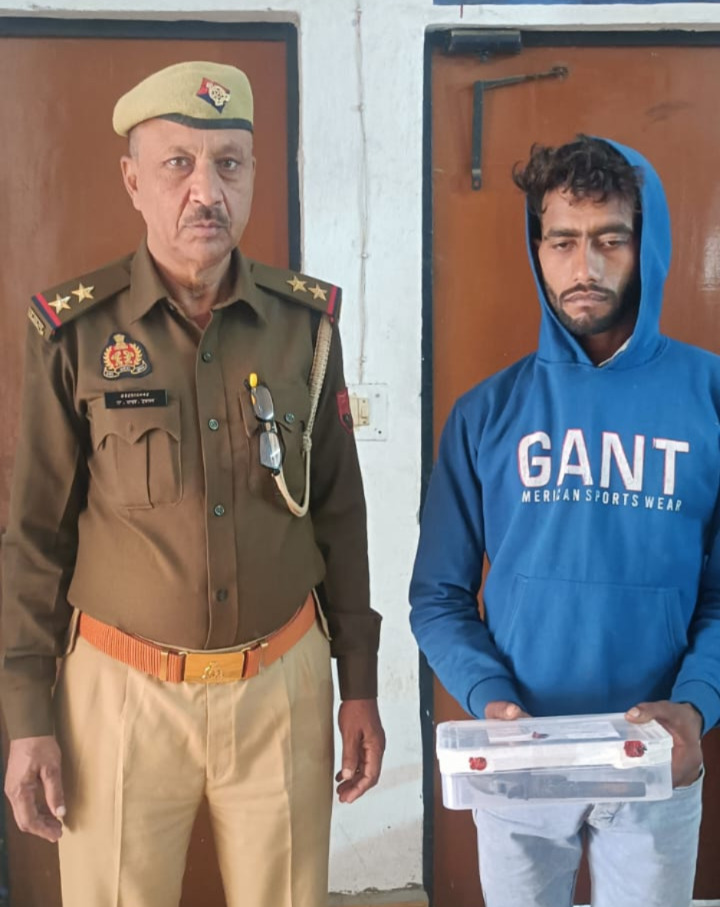 थाना जमुनापार पुलिस द्वारा एक अभियुक्त को किया गिरफ्तार, कब्जे से एक अवैध तमंचा व कारतूस बरामद