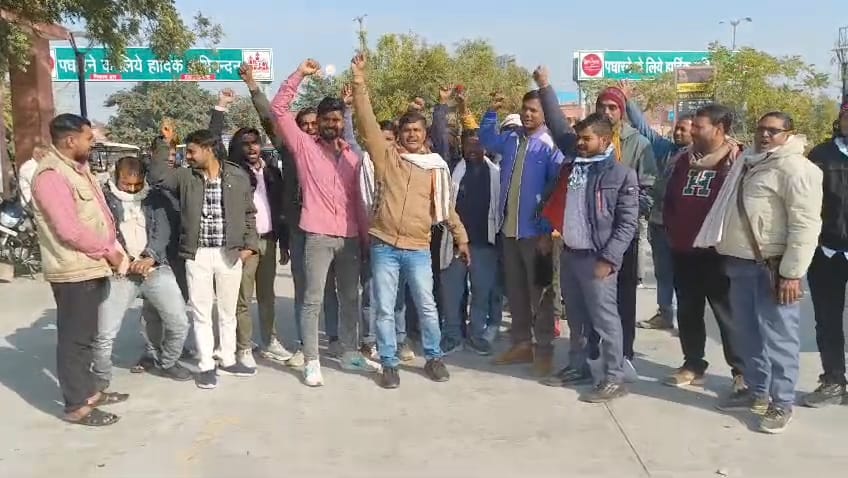 समय से वेतन न मिलने पर नाराज गोल्फ कार्ट चालकों ने किया प्रदर्शन