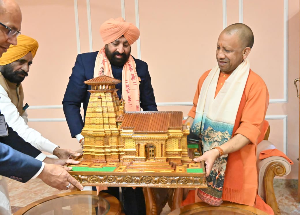 उत्तराखंड के राज्यपाल ने गोरखनाथ मंदिर में किया दर्शन-पूजन