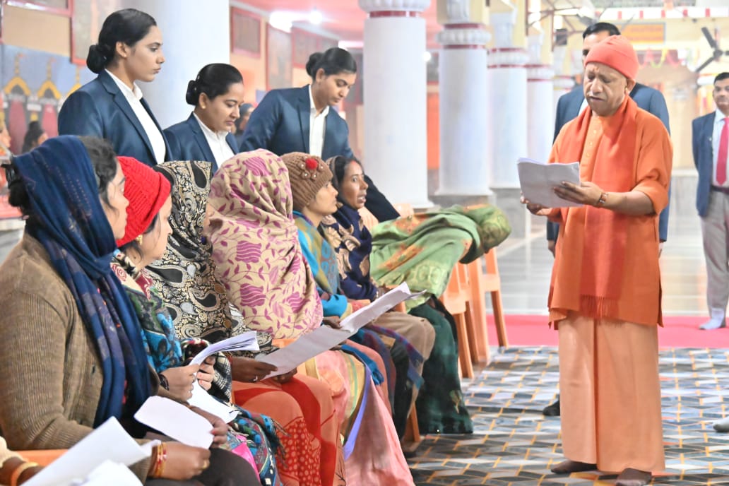 जरूरतमंद के आवास, बीमार के उपचार की करेंगे व्यवस्था: योगी आदित्यनाथ