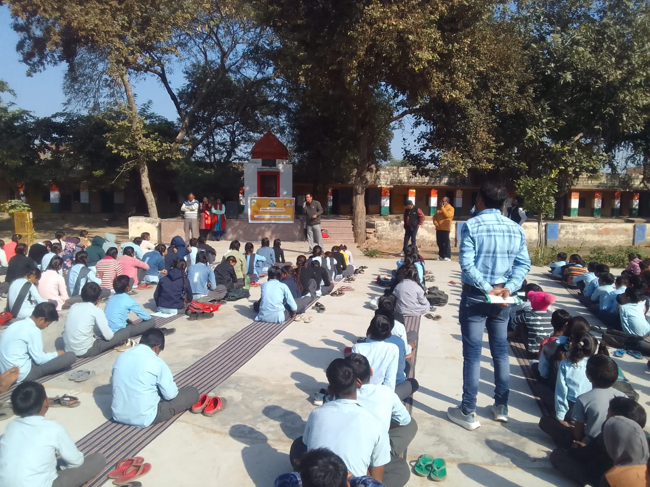 आयुष्मान आदर्श ग्राम योजना के अंतर्गत विद्यालय में बच्चों को किया स्वस्थ जीवन शैली एवं नशा मुक्ति के लिए जागरूक