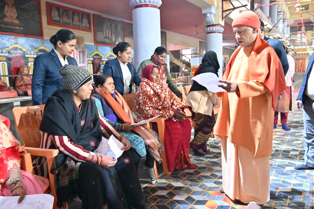 कड़ाके की ठंड में भी सीएम योगी ने किया जनता दर्शन, 250 लोगों की समस्याएं सुनीं