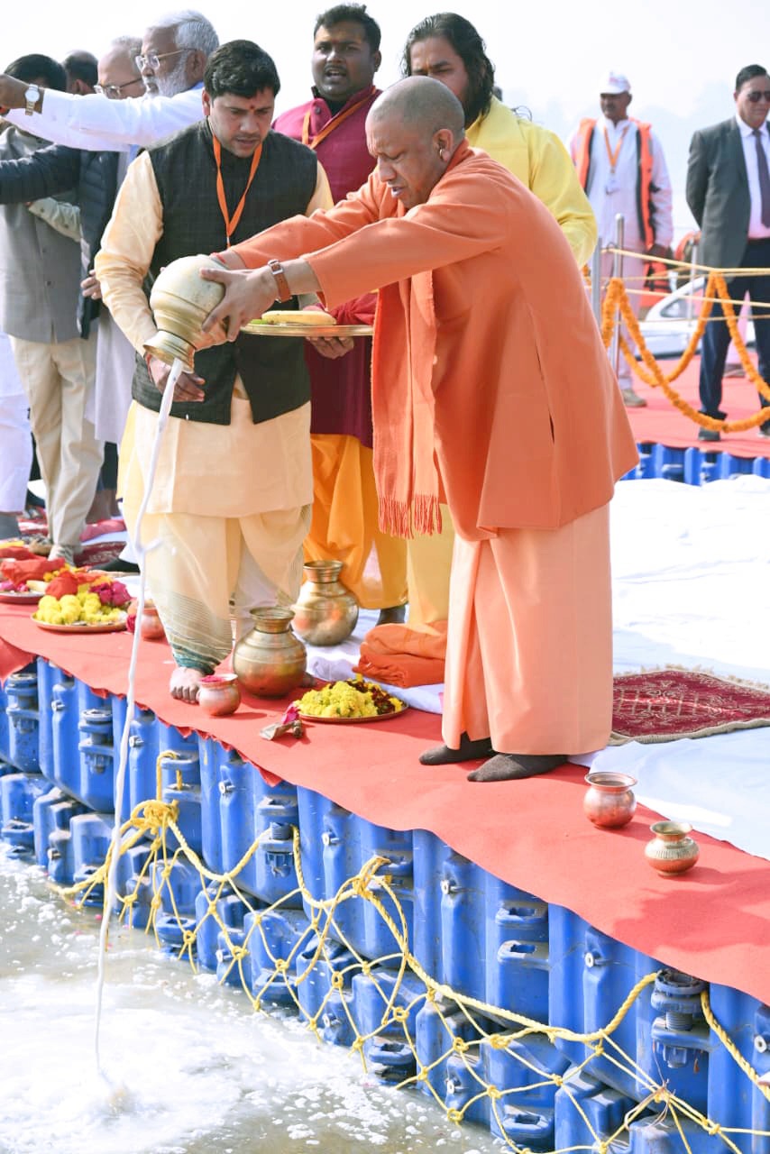 सीएम योगी ने किया ‘संगम स्नान’, मां गंगा का किया पूजन, बड़े हनुमान जी के चरणों में झुकाया शीश, यमुना नदी में कलरव कर रहे पक्षियों को दाना भी खिलाया