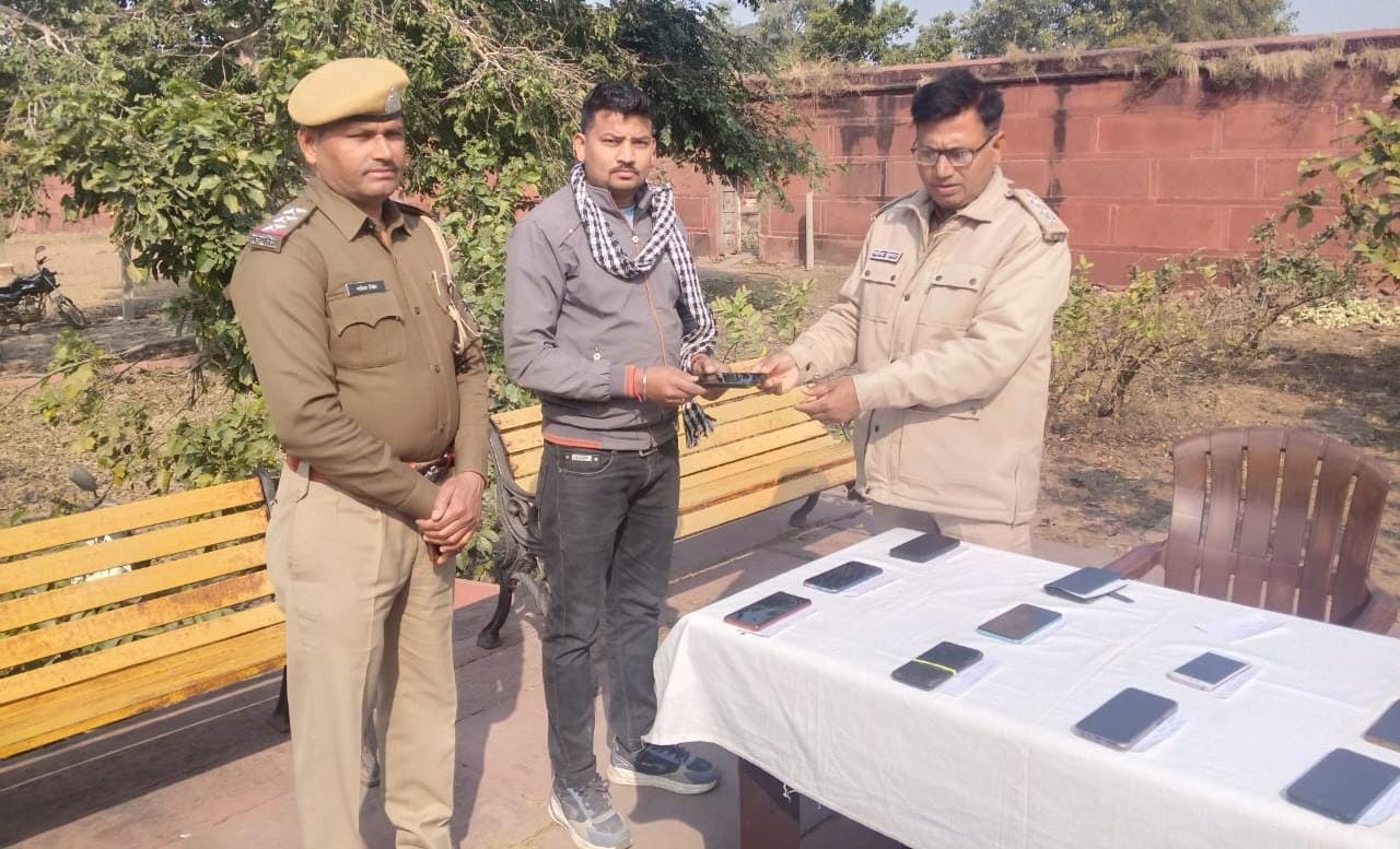बाड़ी सदर थाना पुलिस ने खोये या गुम हुए 12 मोबाइलों को ट्रैस कर किया बरामद