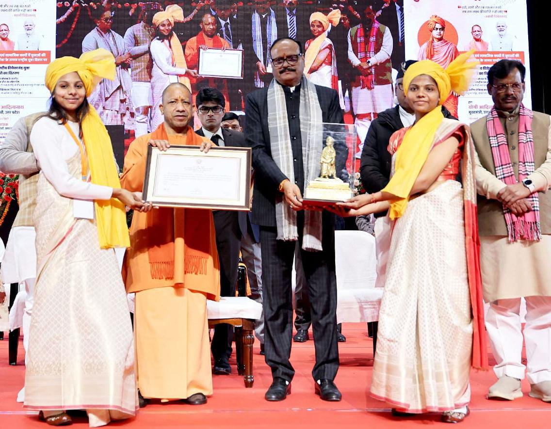 सीएम ने व्यक्तिगत श्रेणी में 10 व तीन-तीन युवक/महिला मंगल दल को किया सम्मानित