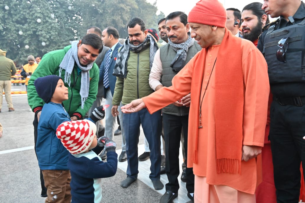 गोरखनाथ मंदिर में भोर से ही बाबा गोरखनाथ को खिचड़ी चढ़ाने के लिए मंदिर में लगी श्रद्धालुओं की लंबी कतार