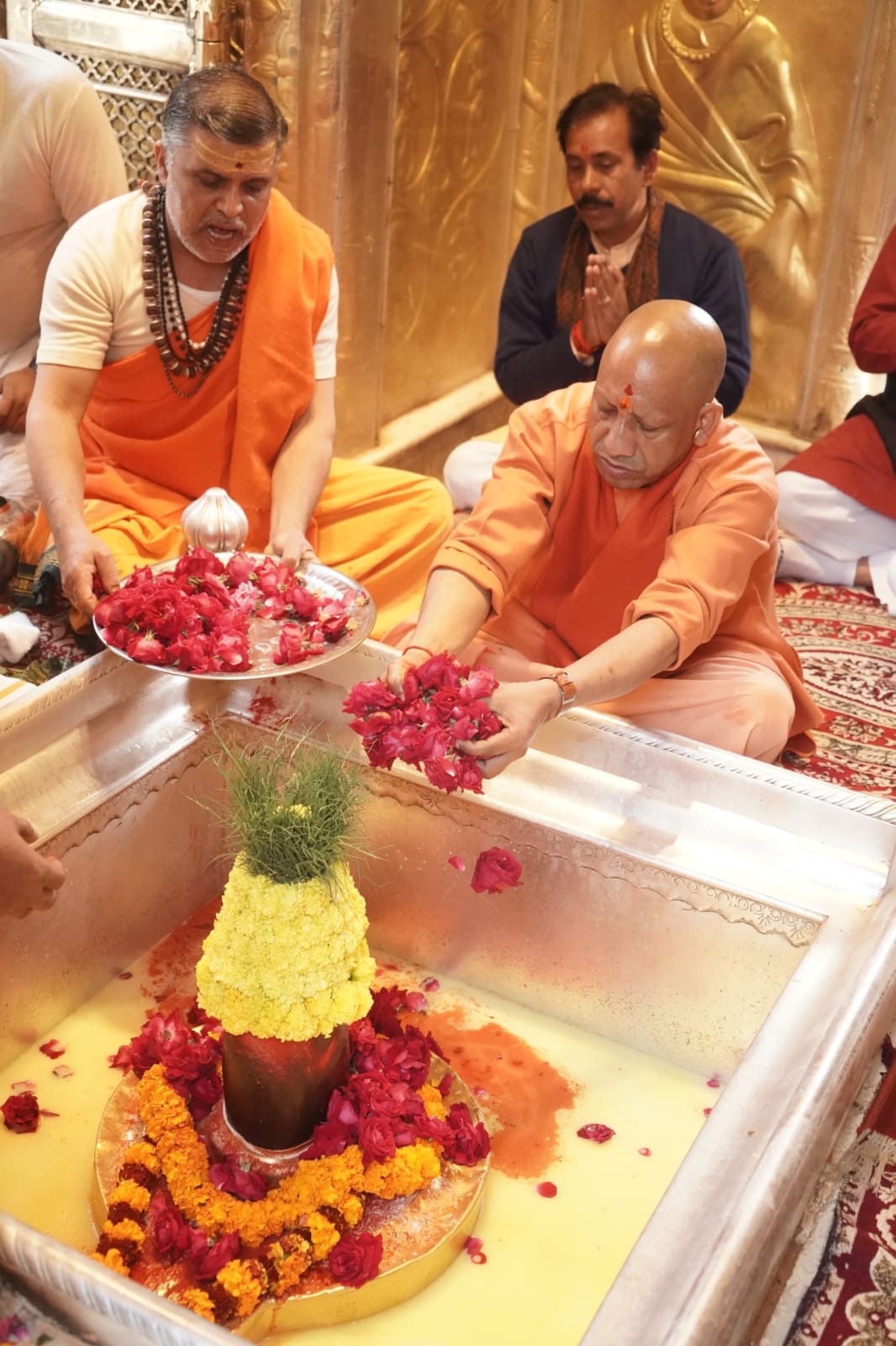 मुख्यमंत्री ने काशी विश्वनाथ मंदिर व काल भैरव मंदिर में किया दर्शन पूजन