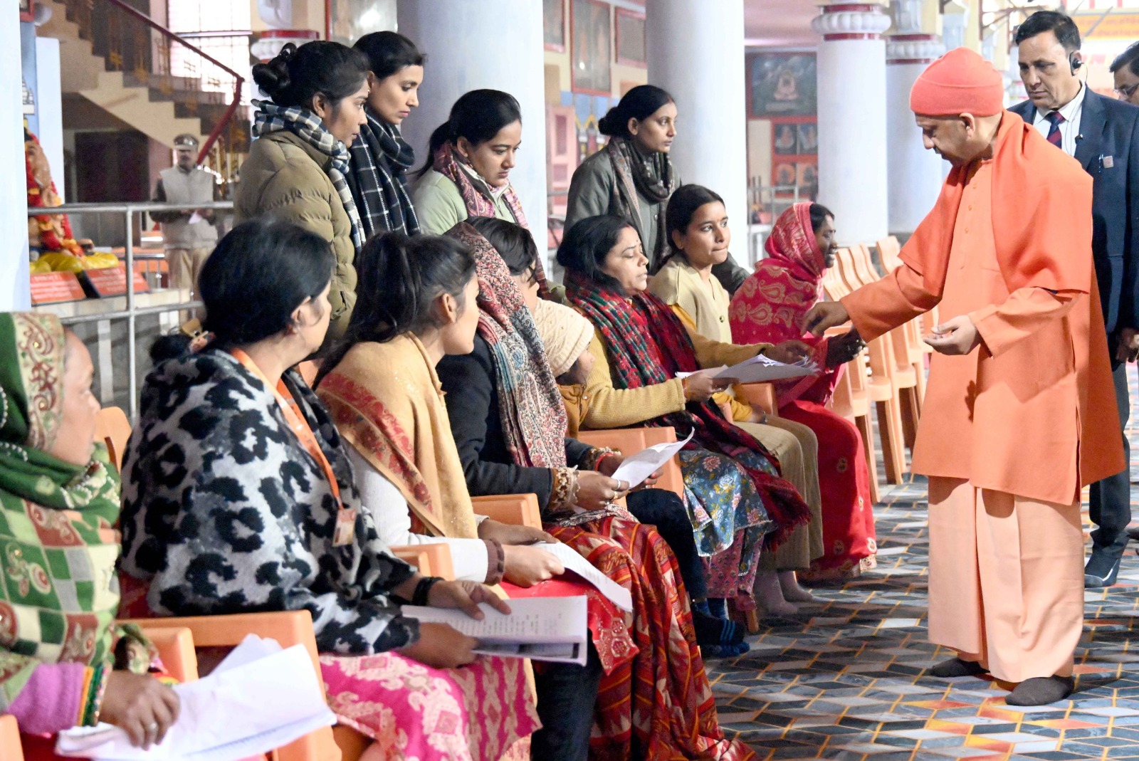 जनता दर्शन में सीएम योगी आदित्यनाथ ने सुनीं 150 लोगों की समस्याएं