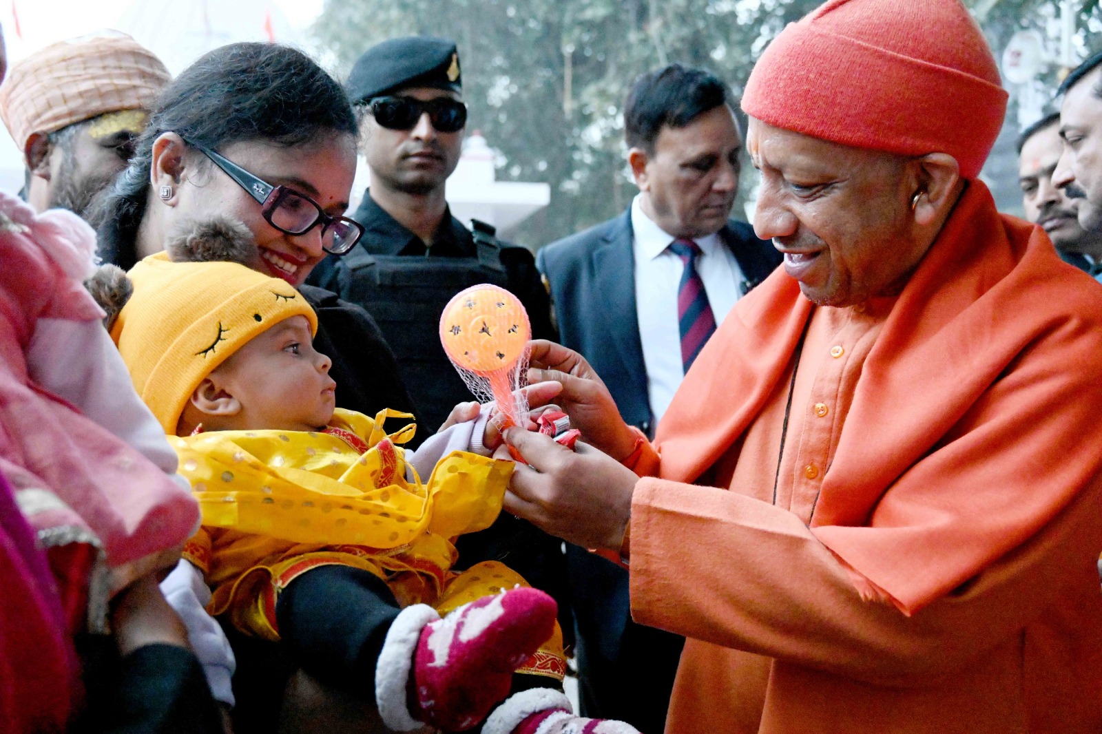 मुख्यमंत्री ने की गोसेवा, अपने हाथों से खिलाया गुड़-रोटी