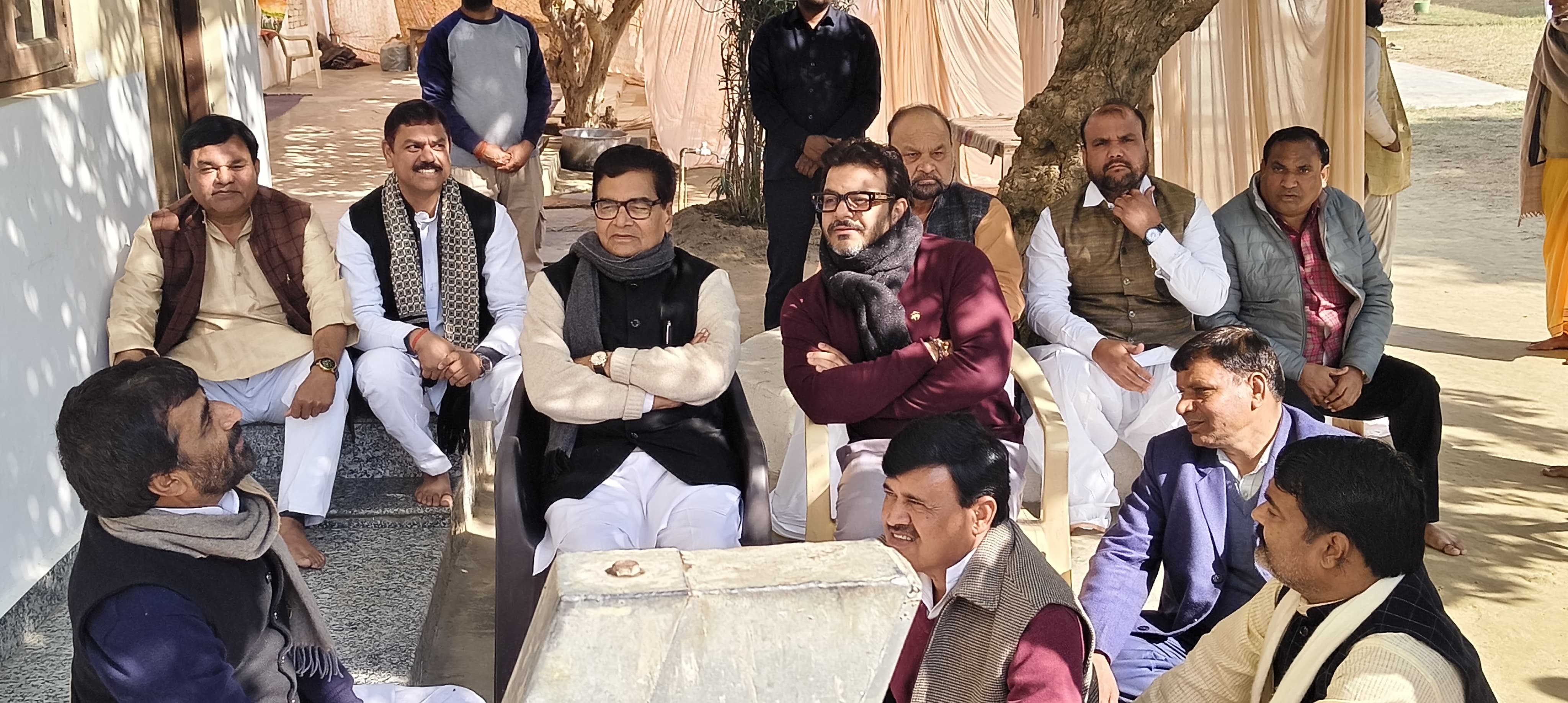 गोवर्धन के हनुमान बाग पहुंचे सपा नेता रामगोपाल यादव, संत सियाराम बाबा से लिया आशीर्वाद, भाजपा पर साधा निशाना