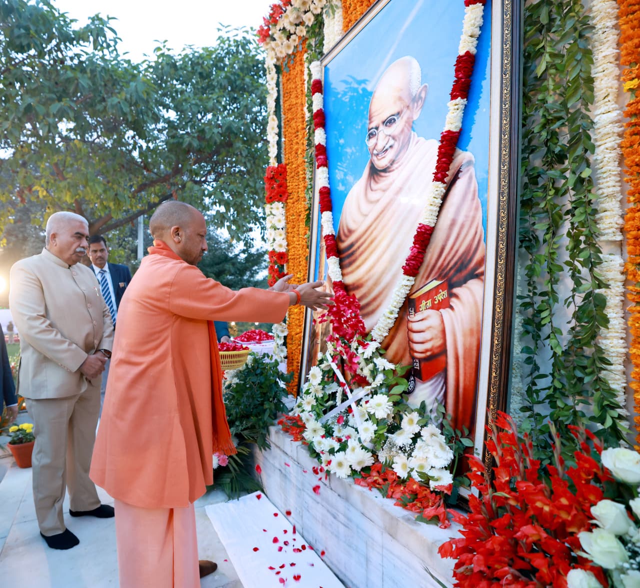 महात्मा गांधी की पुण्यतिथि पर दीपदान कर मुख्यमंत्री ने दिया शांति-सद्भाव का संदेश