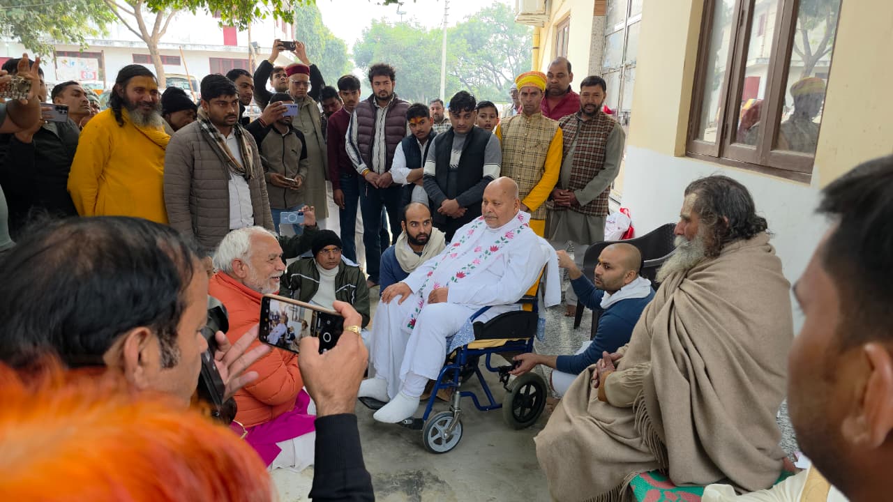 गोवर्धन मे हनुमानबाग आश्रम में उमड़ा आस्था का सैलाब, पद्मश्री रमेश बाबा ने दिया आशीर्वाद