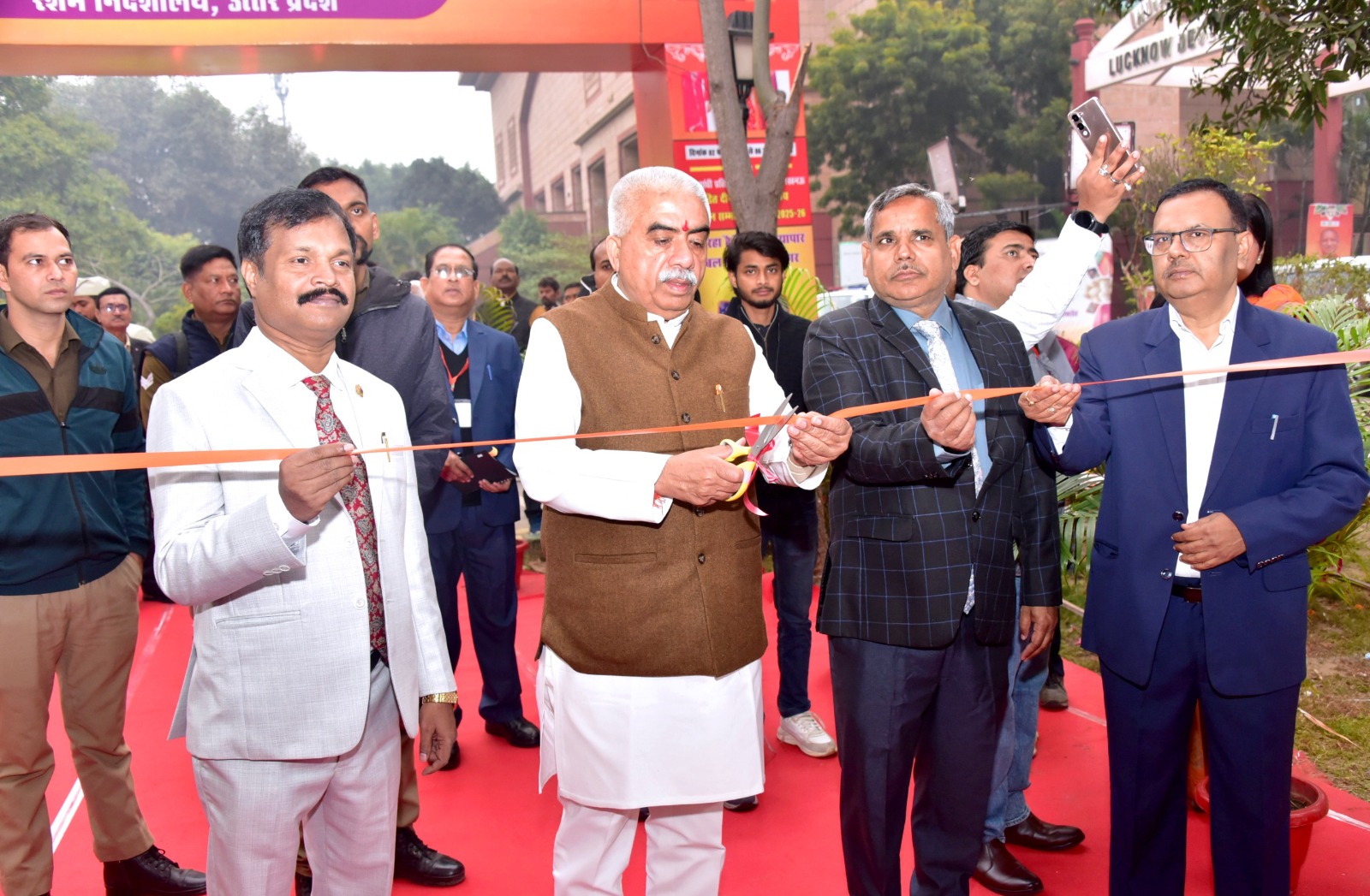 सिल्क एक्सपो-2026 का कैबिनेट मंत्री राकेश सचान ने किया उद्घाटन, आईजीपी लखनऊ में 06 फरवरी तक चलेगी प्रदर्शनी