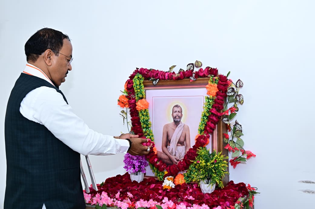 उप मुख्यमंत्री केशव प्रसाद मौर्य ने स्वामी रामकृष्ण परमहंस के चित्र  पर माल्यार्पण कर श्रद्धासुमन अर्पित किये