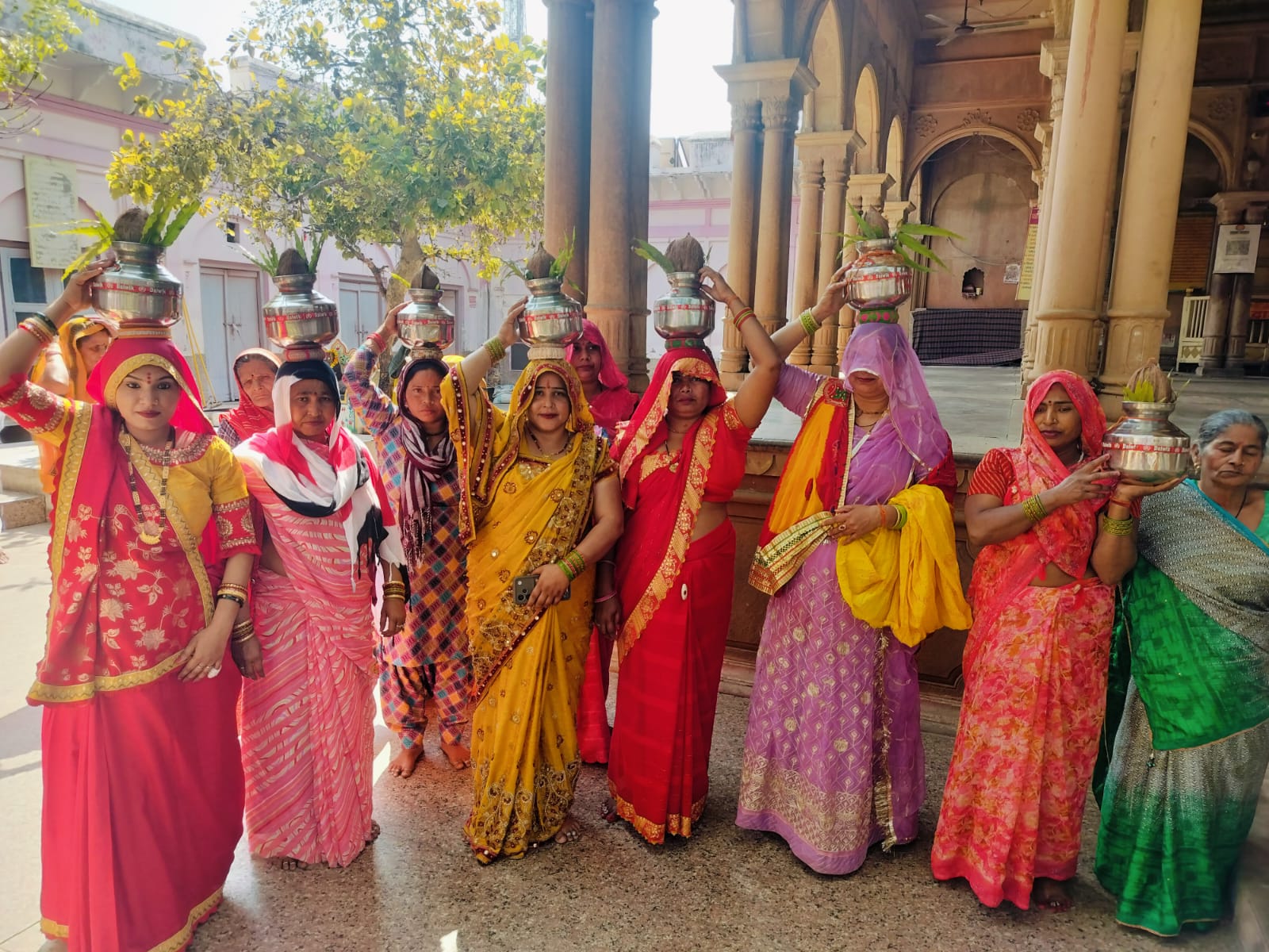 गिर्राज तलहटी में कलश यात्रा के साथ हुआ सप्तदिवसीय श्रीमदभागवत कथा का आयोजन