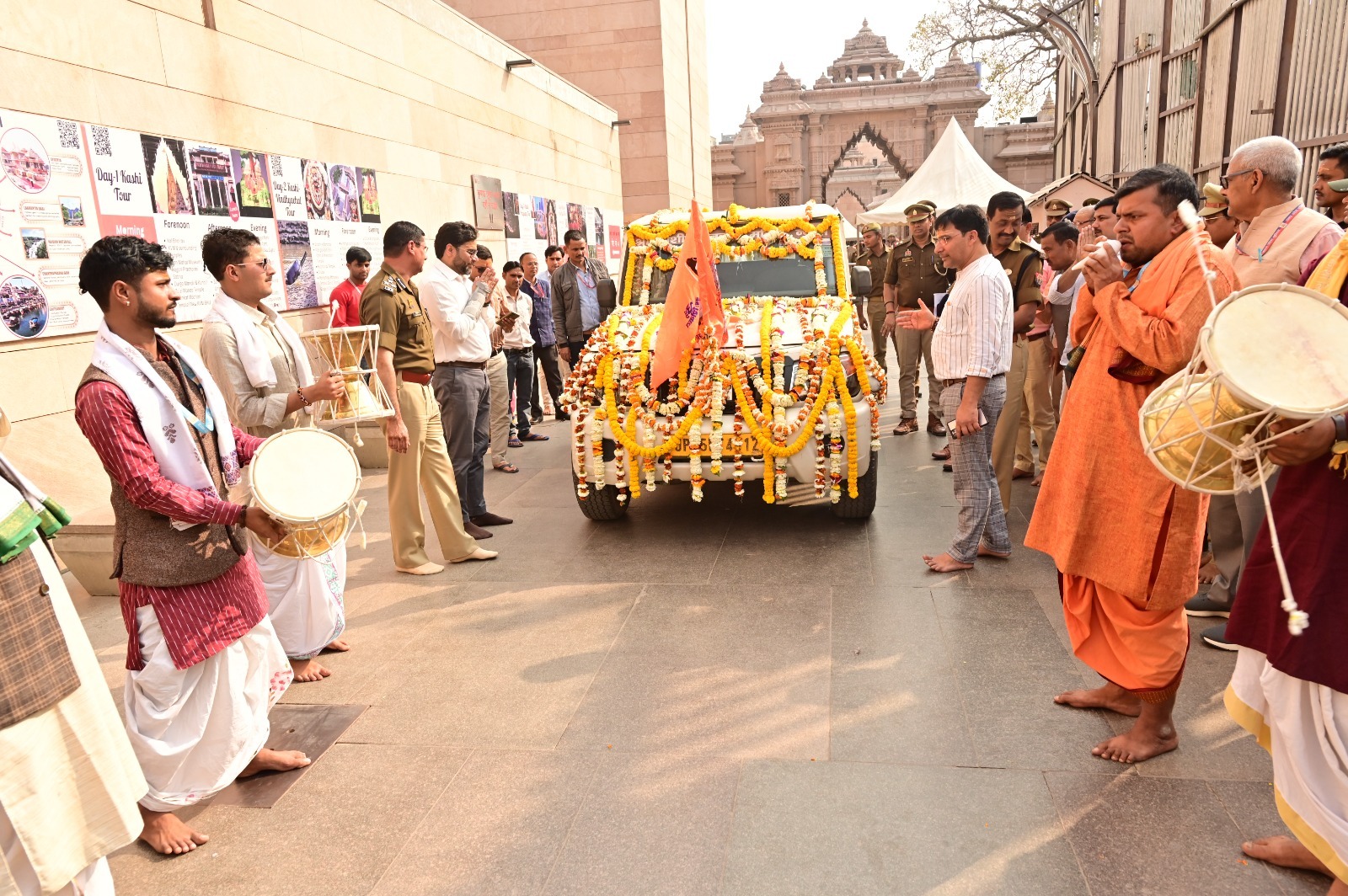 काशी विश्वनाथ धाम से श्रीकृष्ण जन्मभूमि हेतु होली उपहार लेकर निकली शोभायात्रा