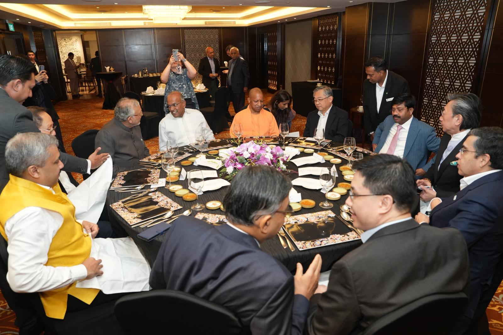 सिंगापुर के उप-प्रधानमंत्री व गृह मंत्री से मिले सीएम योगी, एक ट्रिलियन डॉलर अर्थव्यवस्था के लक्ष्य के लिए निवेश का दिया आमंत्रण