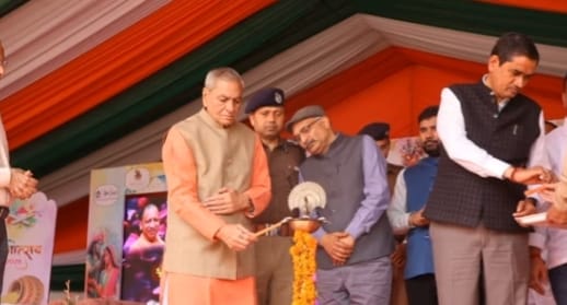 बरसाना रंगोत्स्व 2026 का गन्ना मंत्री ने दीप प्रज्वलित कर किया शुभारभ्भ, रंगोत्स्व में हुई लड्डूओं की बौछार, श्रद्धांलुओं ने जमकर की लड्डूओं की लूट