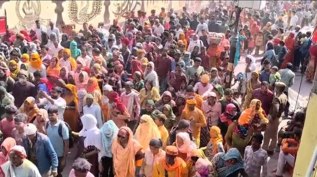 भक्ति के गुलाल से सतरंगी हुई कान्हा की नगरी, परिक्रमा मार्ग और मंदिरों में उमड़ा जनसैलाब