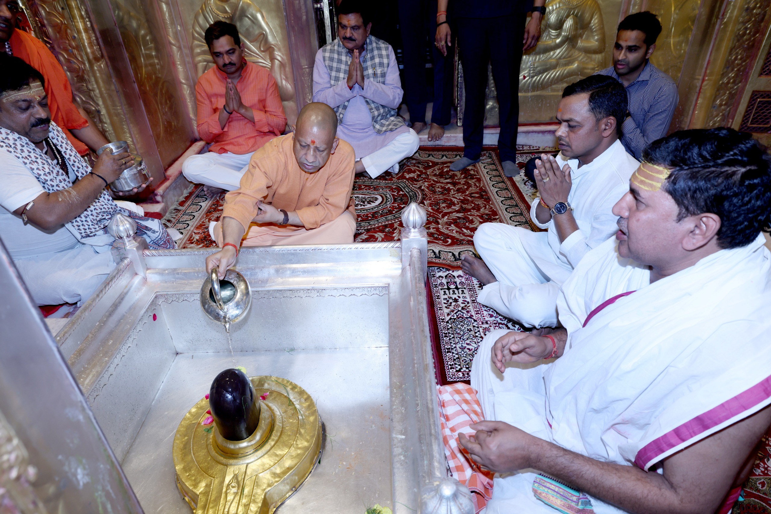 सीएम योगी ने काशी विश्वनाथ धाम में किया पूजन-अर्चन
