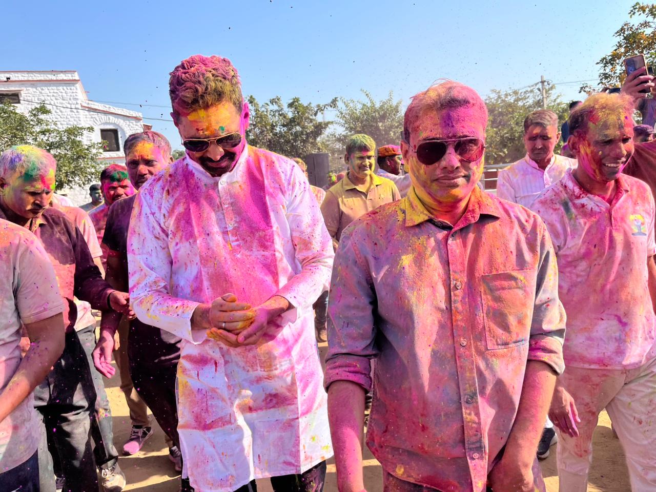 पुलिस लाइन में मना होली का अनूठा उत्सव, कलेक्टर और एसपी ने लगाए ठुमके