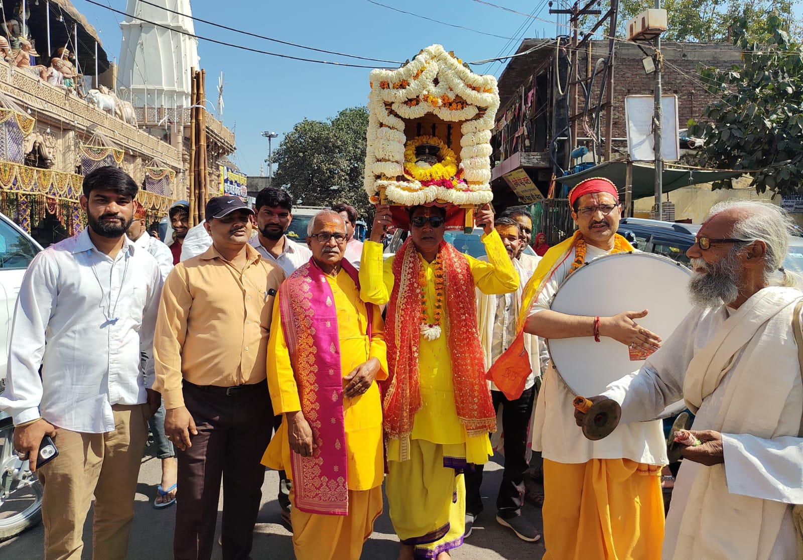 पुष्प वर्षा के बीच धूमधाम से निकली हरिदेव प्रभु की डोला यात्रा