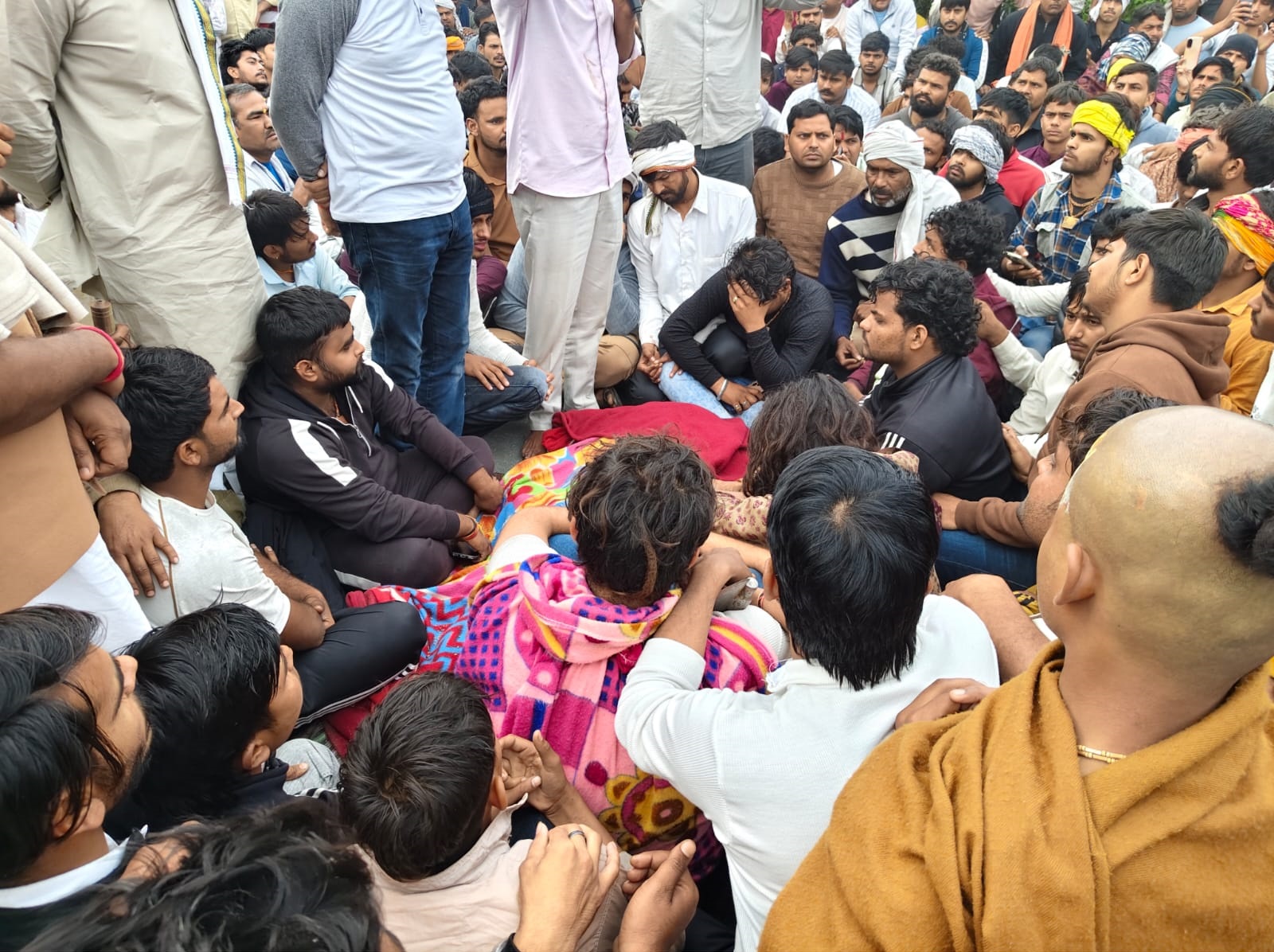 मथुरा में हुआ जमकर वबाल, गौरक्षक फ़रसा वाले बाबा की ट्रक से कुचल कर मौत के बाद लोगों में फैला आक्रोश