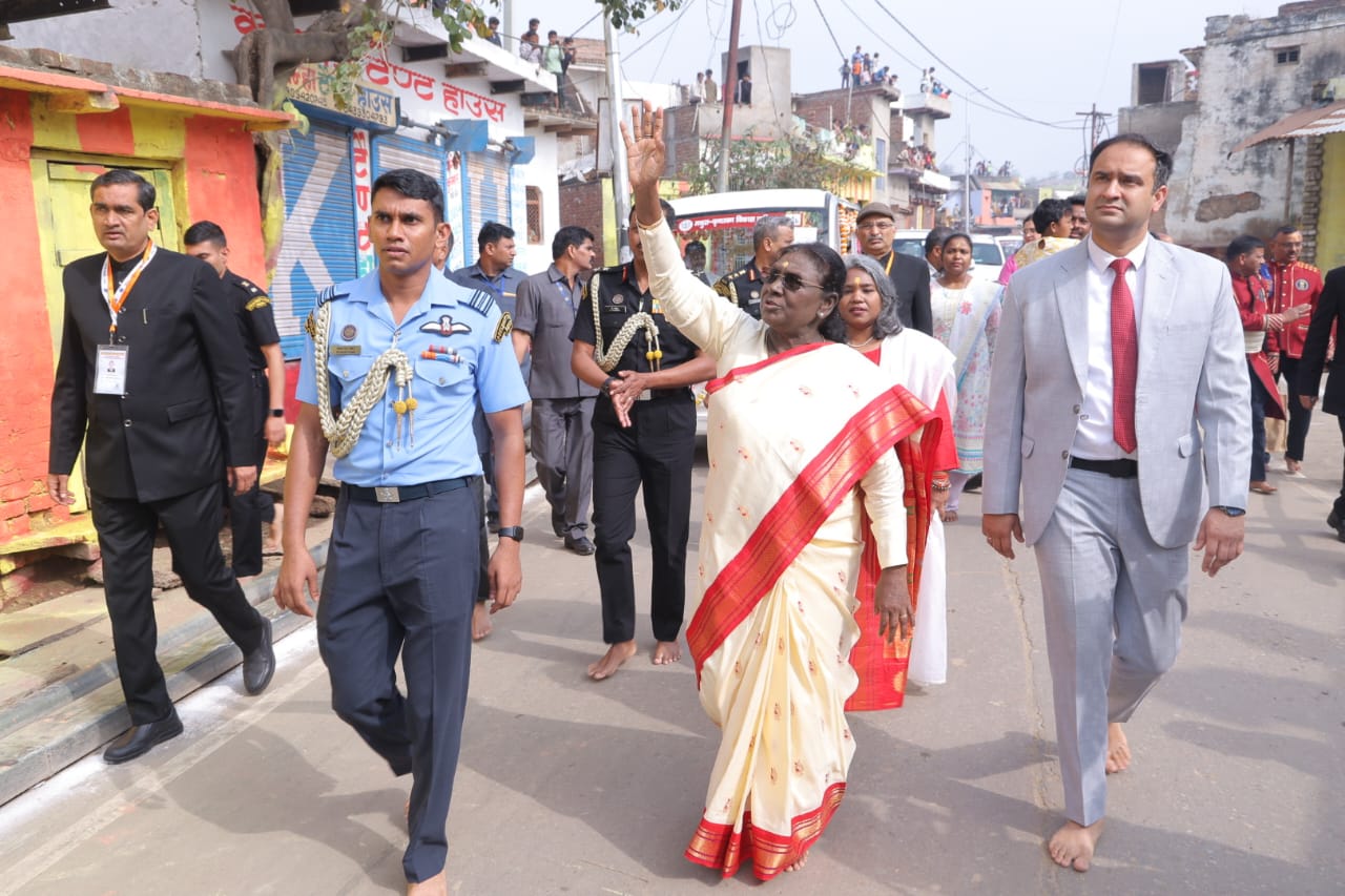 गोवर्धन गिर्राज महाराज के दर्शन करने पहुंची महामहिम राष्ट्रपति, विधि विधान पूजा अर्चना कर लगाई सप्तकोसीय परिक्रमा