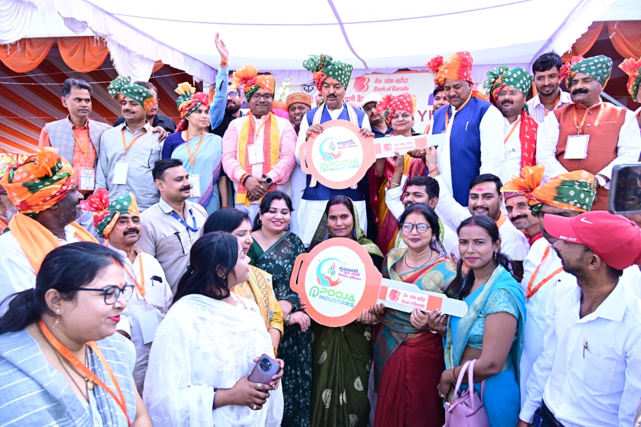 उप मुख्यमंत्री केशव प्रसाद मौर्य ने सी.एम. युवा  उद्यमी योजना के लाभार्थियों को ट्रैक्टर संचालित मोबाइल यूनिट किया प्रदान