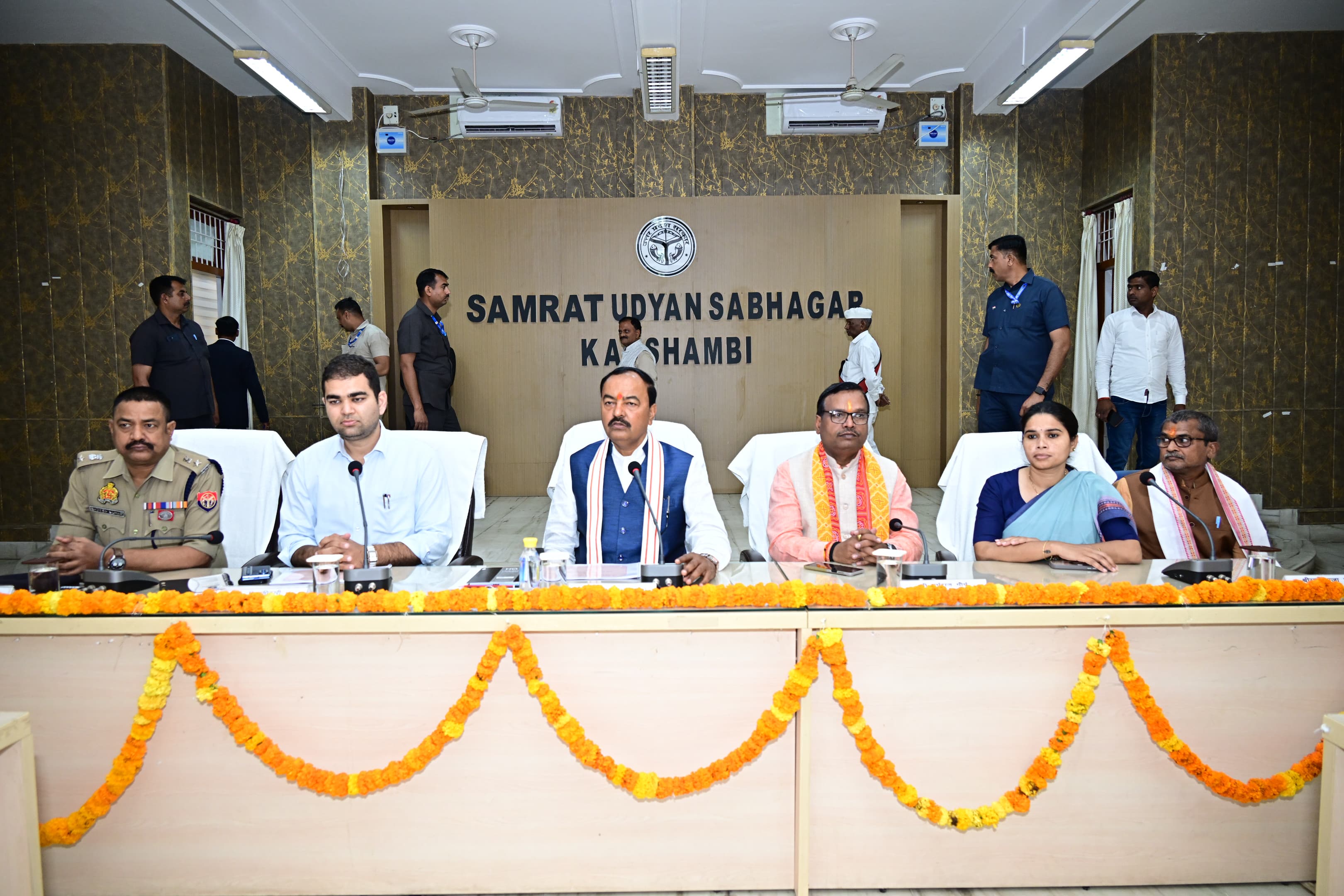 उप मुख्यमंत्री केशव प्रसाद मौर्य ने अधिकारियों संग की समीक्षा बैठक, विकास कार्यों में तेजी के दिए निर्देश