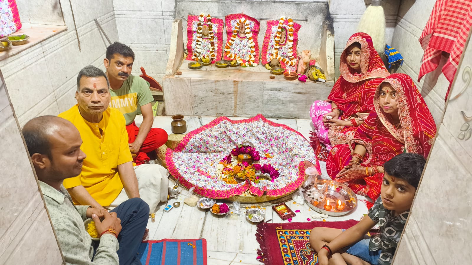 मंत्रोच्चारण के साथ श्री अग्रेश्वर महादेव मंदिर में नवीन जलहरी स्थापित